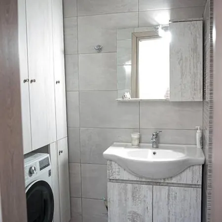 Betty's 4 Seasons In 阿格里亚