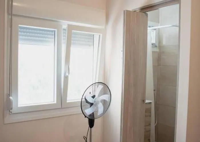 Betty's 4 Seasons In Σπίτι διακοπών Αγριά