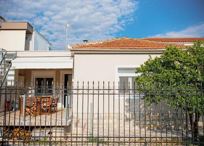 Betty's 4 Seasons In * Agriá